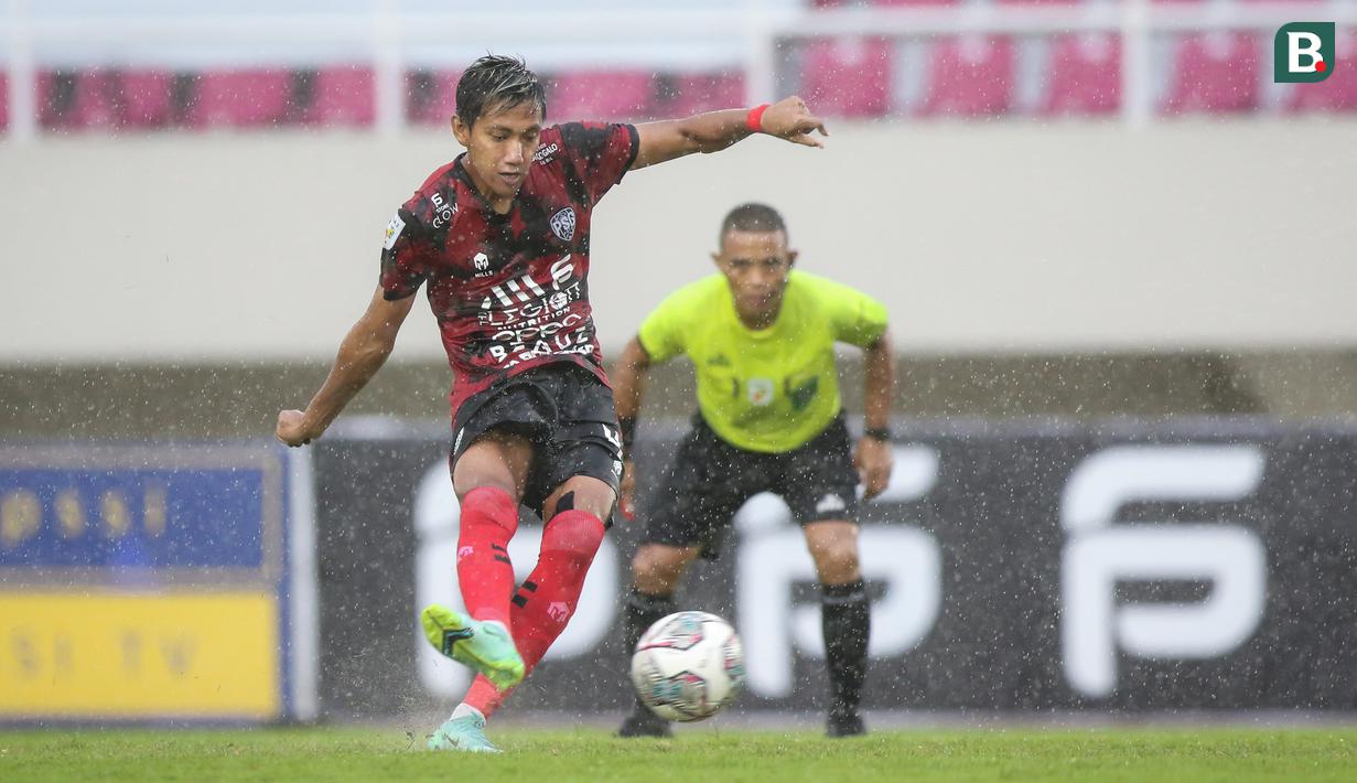 Pemain PSG Pati, Syaiful Indra Cahya gagal mencetak gol lewat tendangan penalti ke gawang Hizbul Wathan FC dalam laga matchday ke-10 Grup C Liga 2 2021/2022 di Stadion Manahan, Solo, Selasa (30/11/2021). (Bola.com/Bagaskara Lazuardi)
