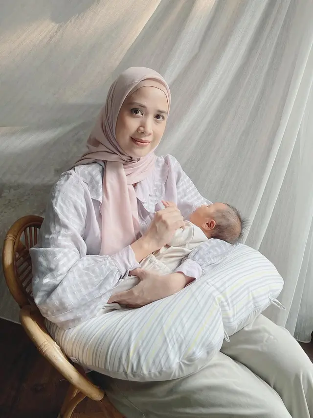 Tampil Stylish, Ini 7 Momen Fanny Fabriana Bersama Putra Bungsu yang Menggemaskan