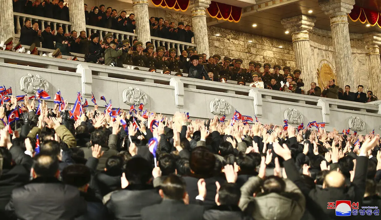 Pemimpin Korea Utara Kim Jong-un (tengah) menghadiri parade militer yang menandai kongres partai yang berkuasa di Lapangan Kim Il-sung, Pyongyang, Korea Utara, Kamis (14/1/2021). Wartawan independen tidak diberi akses untuk meliput acara ini. (Korean Central News Agency/Korea News Service via AP)