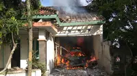 Sebuah ambulans terbakar di garasi Puskesmas Pucung, Tulungagung, Jawa Timur, membuat panik pegawai dan warga sekitar. (Zainul Arifin/Liputan6.com)