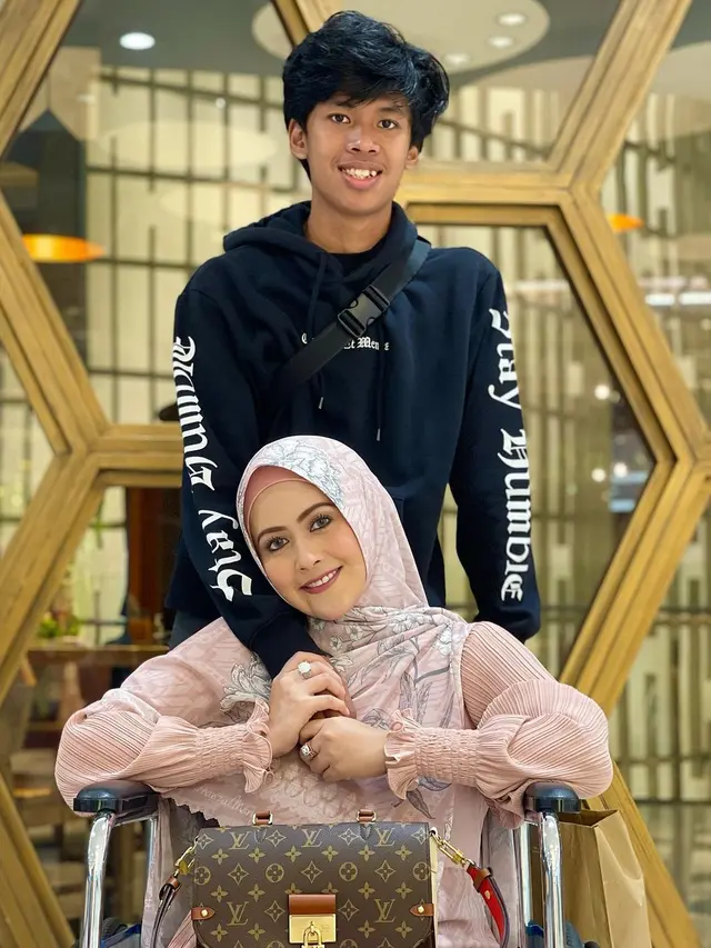 Jarang Tersorot, Ini 6 Momen Kebersamaan Meggy Wulandari dan Putra Sulungnya