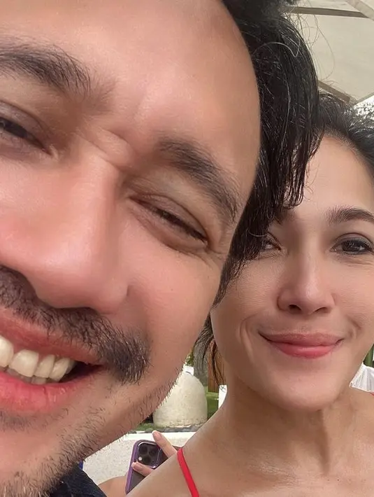 Di akhir tahun ini keduanya memilih mantai seru di Pulau Dewata. Mereka tampak serasi foto bareng. [Instagram @mieke_amalia]