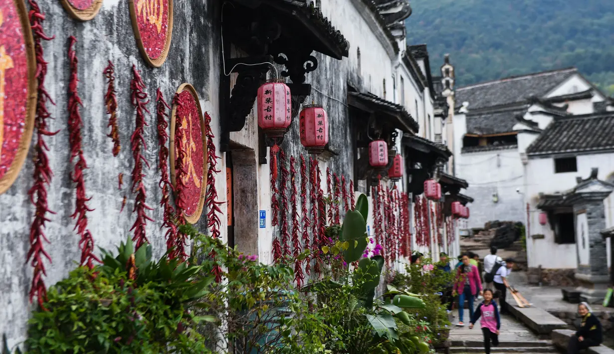 Sejumlah wisatawan mengunjungi desa kuno Xinye di Kota Jiande, Provinsi Zhejiang, China timur, pada 15 Oktober 2020. Dihiasi tanaman beraneka warna, desa kuno tersebut menarik minat banyak pengunjung. (Xinhua/Xu Yu)