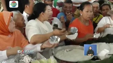 Warga dan Pedagang Pasar Gede, Solo, bagikan bubur sumsum sebagai bentuk rasa bersyukur atas kelancaran Pemilu 2019.