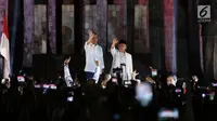 Capres Joko Widodo dan Cawapres Ma'ruf Amin menemui relawan di Tugu Proklamasi, Jakarta, Jumat (21/9). Jokowi dan Ma'aruf Amin Akan menuju ke KPU untuk mengambil nomor urut Pilpres pasangan Capres dan Wapres periode 2019-2024. (Merdeka.com/Imam Buhori)