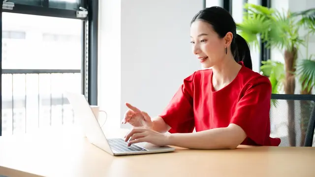Nggak Harus Hitam Putih, Ini Rekomendasi Outfit untuk Interview yang Stylish Tapi Tetap Sopan