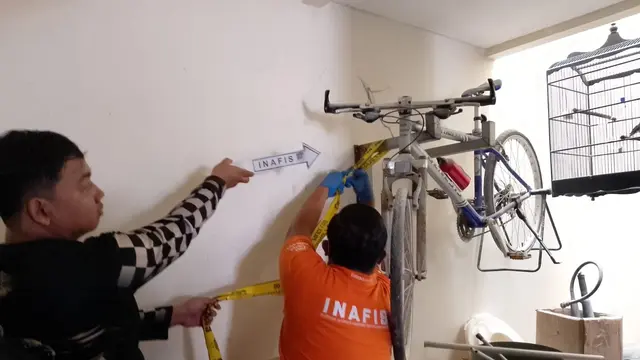 Sebuah tabung Alat Pemadam Api Ringan (APAR) meledak di sebuah rumah Jalan Kelapa Puyuh, IV Blok, Kepala Gading Jakarta Utara.