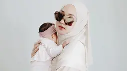 Penampilan Dian Pelangi saat menggunakan kacamata di beberapa kesempatan juga menarik perhatian publik. Pasalnya, ia tetap terlihat begitu menawan dan elegan dengan gayanya yang sederhana. (Liputan6.com/IG/@dianpelangi)