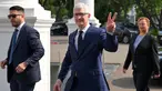 CEO Apple, Tim Cook (tengah) saat tiba untuk pertemuan dengan Presiden Indonesia Joko Widodo (Jokowi) di Istana Merdeka di Jakarta pada 17 April 2024. (BAY ISMOYO/AFP)