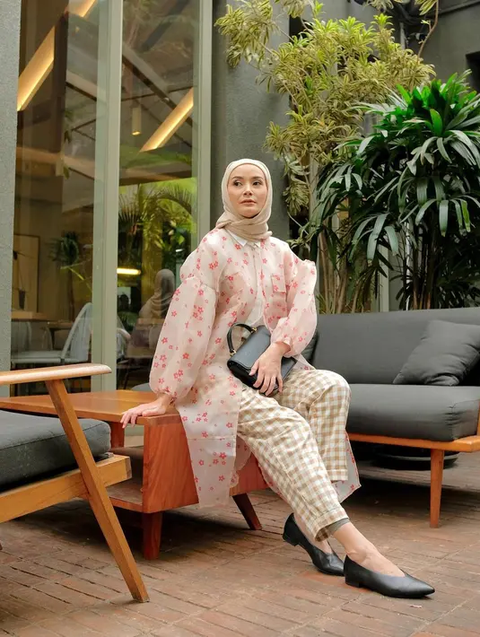 Tak hanya sekedar cantik, Dhatu Rembulan memiliki tubuh yang tinggi dan mencuri perhatian publik. (FOTO: instagram.com/dhaturembulan/)
