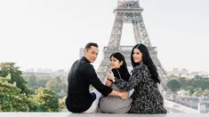 Annisa Pohan, perempuan yang mengawali karier sebagai model ini tengah menikmati keindahan kota Paris. Dengan pemandangan menara Eiffel, Annisa duduk bersama anak dan suaminya terlihat begitu mesra. (Liputan6.com/IG/@annisayudhoyono)