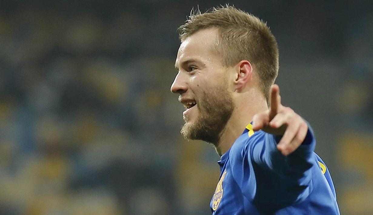 4. Andriy Yarmolenko, gelandang Ukraina ini menjadi incaran klub-klub besar Liga Inggris. Situs Mirror mengabarkan Arsenal, Tottenham dan Liverpool menjadi yang terdepan untuk mendapatkan tanda tangan pemain Dynamo Kiev itu. (EPA/Sergey Dolzhenko)