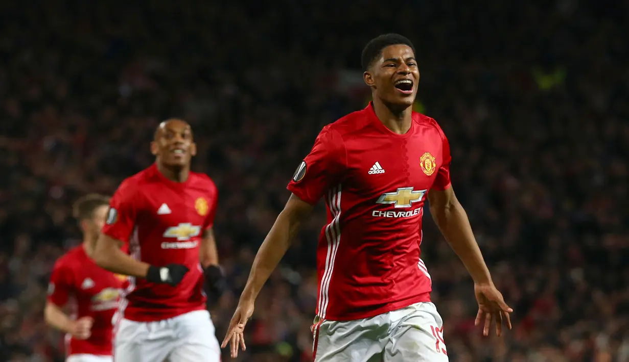 Pemain Manchester United Marcus Rashford merayakan gol kedua timnya pada leg kedua babak perempat final Liga Europa yang berlangsung di Old Trafford, Jumat (21/4). MU lolos ke semifinal Liga Europa usai menang 2-1 atas Anderlecht. (AP Photo/Dave Thompson)