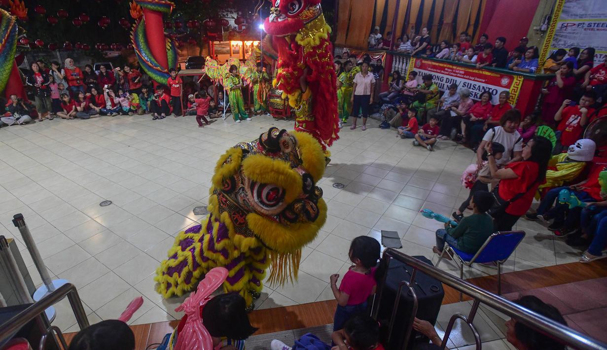 Untuk memeriahkan suasana, pihak vihara menampilkan atraksi Barongsai, Wushu, dan berbagai hiburan lainnya di area vihara. Tampak dalam foto, penampilan barongsai memeriahkan suasana malam Tahun Baru Imlek di Wihara Kwan In Thang, Pondok Cabe, Tangerang Selatan, Senin (16/2/2026). (merdeka.com/Arie Basuki)