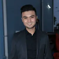 Jarang muncul di layar kaca, pemeran dalam sinetron 'Inikah Rasanya' (2005), Gilbert Marciano beberapa kali muncul di Polda dan Komnas PA. Ia  tampil gagah dengan setelan jas dan rapi. Sekarang ini ia menekuni profesi barunya. (Andy Masela/Bintang.com)