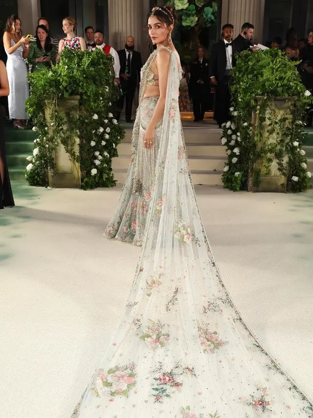 Alia Bhatt memesona kenakan saree India di Met Gala 2024. [@aliaabhatt/@gregswalesart]