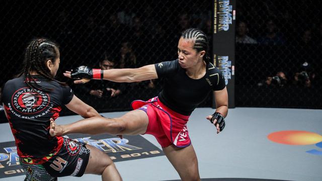 Petarung ONE Championship putri asal Indonesia, Priscilla Hertati Lumban Gaol (kanan)