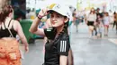 Salah satu model topi favorit bagi wanita kelahiran Medan ini ialah topi baseball. Gaya sporty dengan nuansa monokrom ala Michelle membuat ia terlihat lebih edgy. (Liputan6.com/IG/@michelleziu)