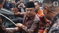Wakil Presiden RI, Jusuf Kalla (tengah) saat memberi keterangan usai melihat kondisi terakhir Menko Polhukam Wiranto yang dirawat di RSPAD, Jakarta, Kamis (10/10/2019). Jusuf Kalla datang melihat kondisi Wiranto yang dirawat pasca peristiwa penusukan di Banten. (Liputan6.com/Helmi Fithriansyah)