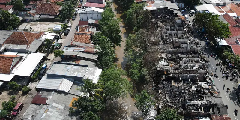 Kebakaran Melanda Pemukiman di Kawasan Manggarai