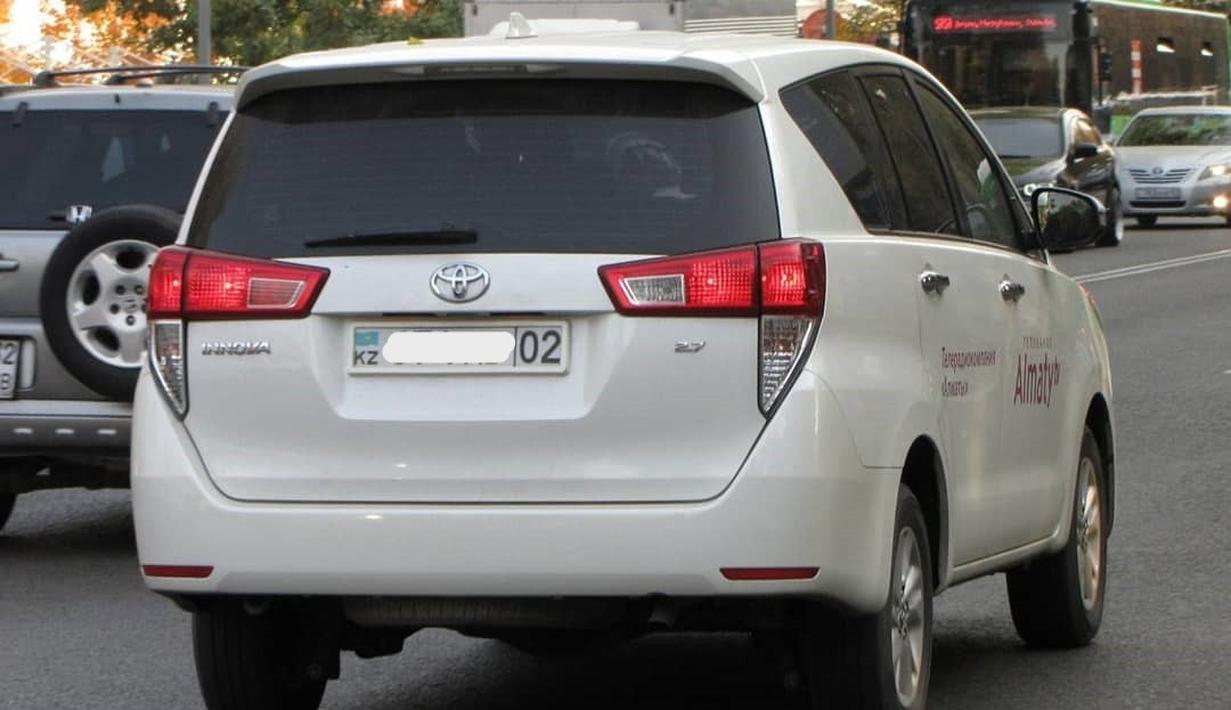 Toyota Innova bermesin 2.700cc di UAE dengan plat Kazakhstan. (Source: Instagram/@toyotainnovaintheworld)