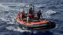 Bintang NBA asal Spanyol, Marc Gasol ambil bagian dalam misi penyelamatan bersama kapal milik LSM Proactiva Open Arms di Laut Mediterania, 16 Juli 2018. Gasol terlibat dalam penyelamatan pungungsi migran di lepas pantai Libya. (AFP)
