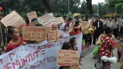 Puluhan warga sebuah perkampungan kumuh di kawasan Kebon Jeruk, Jakarta itu berunjuk rasa di Balaikota DKI, (11/9/14). (Liputan6.com/Herman Zakharia)
