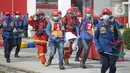 Petugas pemadam kebakaran melakukan simulasi penyelamatan saat kompetisi Fire Safety Challenge di Kantor Dinas Penanggulangan Kebakaran dan Penyelamatan Pemprov DKI Jakarta, Rabu (2/6/2021). Kompetisi ini diselenggarakan selama tiga hari. (Liputan6.com/Faizal Fanani)