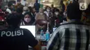 Warga mengikuti vaksinasi booster di halaman Masjid Istiqlal, Jakarta, Selasa (5/4/2022). Pemerintah memberlakukan vaksinasi booster sebagai syarat mudik Lebaran tahun ini. (merdeka.com/Imam Buhori)