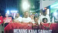 Keluarga pemain Timnas Indonesia U-22 menyambut kedatangan pasukan Luis Milla di Bandara Soekarno-Hatta, Rabu (30/8/2017). (Liputan6.com/Pramita Tristiawati)