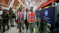 Menhub Budi Karya Sumadi dan Heru Budi mengecek satu persatu fasilitas sebelum LRT resmi dioperasikan. (Liputan6.com/Faizal Fanani)