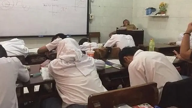 8 Potret Kocak Kelakuan Guru Waktu di Sekolah Ini Bikin Tepuk Jidat