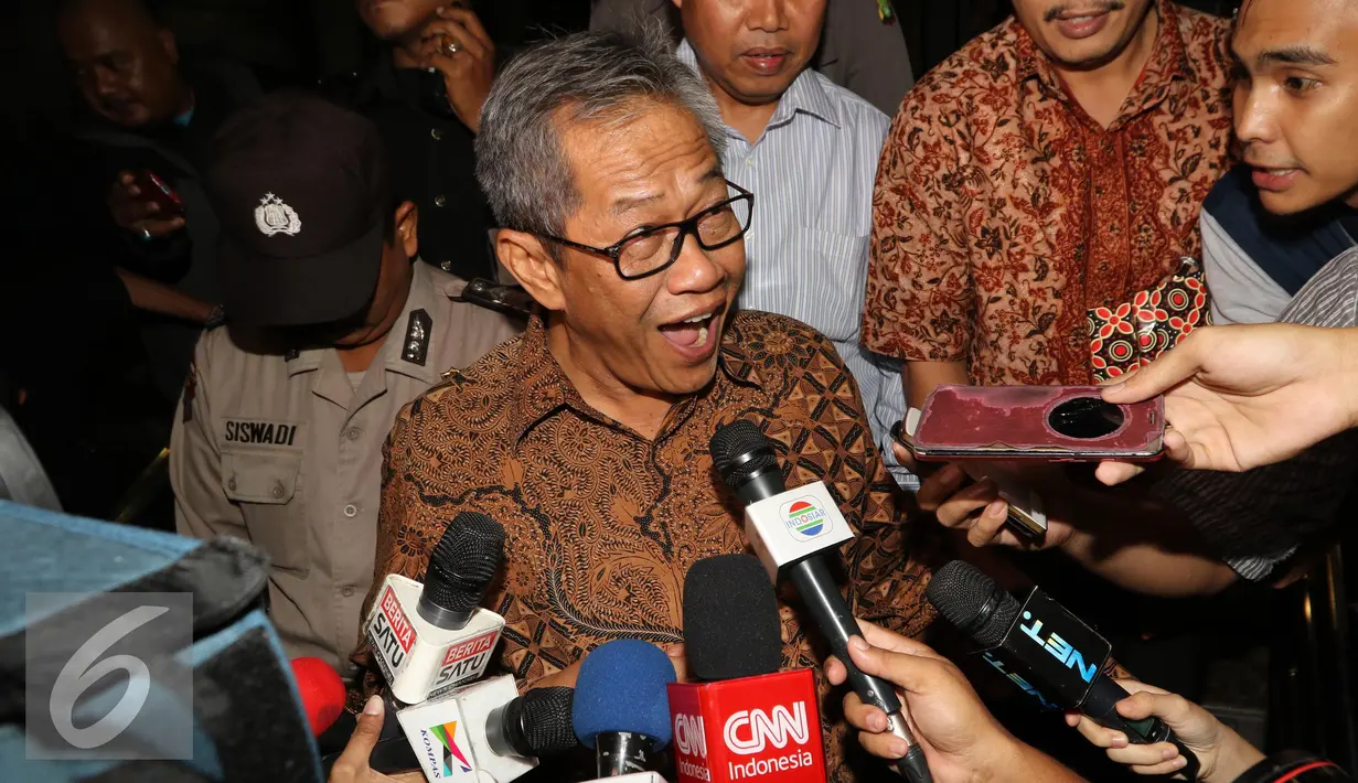 Dirut Perum Bulog Djarot Kusumayakti memberi keterangan pers usai diperiksa KPK, Jakarta, Kamis (29/9). Djarot dikabarkan oleh Irman Gusman bahwa di Sumatera Barat harga gula sedang tinggi. (Liputan6.com/Helmi Afandi)