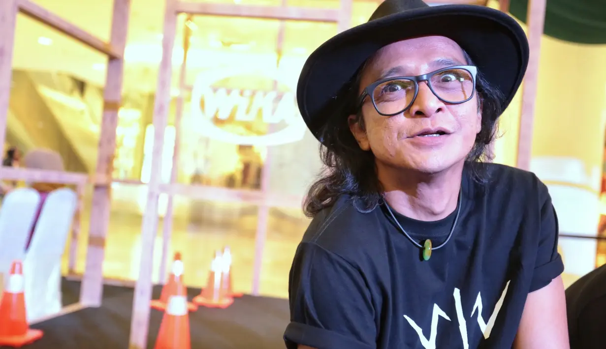 "Kesulitannya dengkul udah nggak tahan kayak dulu. Berapa menit take, tahan dulu. Tapi seneng bisa ketemu sama pesilat-pesilat ini. Jadi keinget memori lama ketika mendalami bela diri," ujar Andy /rif. (Adrian Putra/Bintang.com)