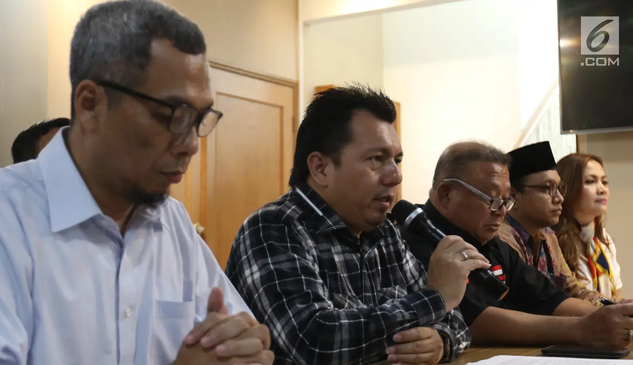 Direktur Hukum dan Advokasi TKN 01, Irfan Pulungan (kedua kanan) memberi keterangan pers di Media Center Cemara Jakarta, Selasa (25/6/2019). Siaran Pers tersebut juga menanggapi klaim BPN soal pembuktian saksi-saksi 02 di persidangan sengketa Pilpres 2019. (Liputan6.com/Angga Yuniar)