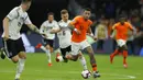 Penyerang Belanda, Memphis Depay, berusaha melewati bek Jerman, Joshua Kimmich, pada laga kualifikasi Piala Eropa di Stadion Johan Cruyff, Minggu (24/3). Belanda takluk 2-3 dari Jerman. (AP/Peter Dejong)