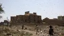 Sekawanan belalang gurun terbang di langit Sanaa, Yaman (9/10/2020). Kawanan belalang gurun menyerbu Sanaa, ibu kota Yaman, pada Jumat (9/10). (Xinhua/Mohammed Mohammed)