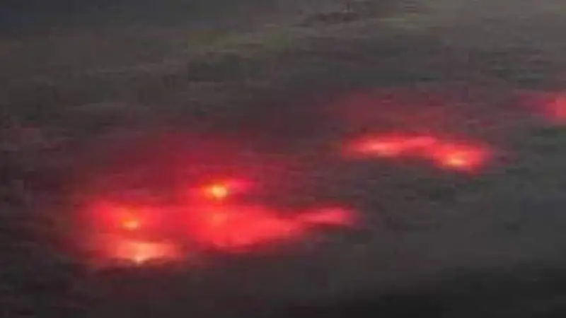 Pilot Rekam Fenomena Aneh Cahaya Merah di Bawah Awan, Netizen: Tanda Akhir Zaman?