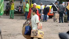 Calon penumpang menuju bus antar kota antar provinsi di Terminal Bus Bayangan Lebak Bulus, Jakarta, Sabtu (9/6). H-6 jelang Hari Raya Idul Fitri 1439 H, Terminal Bus Bayangan Lebak Bulus mulai dipadati calon pemudik. (Liputan6.com/Helmi Fithriansyah)