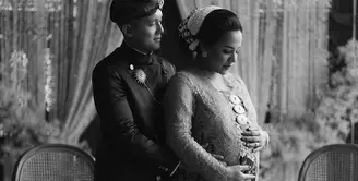 Angel Pieters bersama suami menggelar mitoni, dengan rangkaian adat Jawa seperti siraman. Begitupun dengan busana yang dikenakan. [@angelpieters]