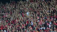 Suporter Bali United saat mendukung timnya melawan PS TNI pada lanjutan Liga 1 2017 di Stadion Kapten I Wayan Dipta, Gianyar, Bali (20/102017). Bali United menang 2-1. (Bola.com/NIcklas Hanoatubun)