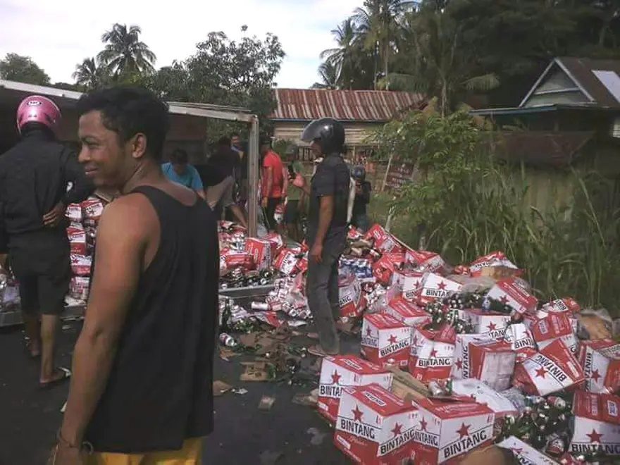 Truk boks pengangkut ribuan botol dan kaleng minuman beralkohol jenis bir terguling di Jalan Poros Bone Wajo, Kecamatan Dua Boccoe, Kabupaten Bone, Sulsel. (Liputan6.com/Fauzan)