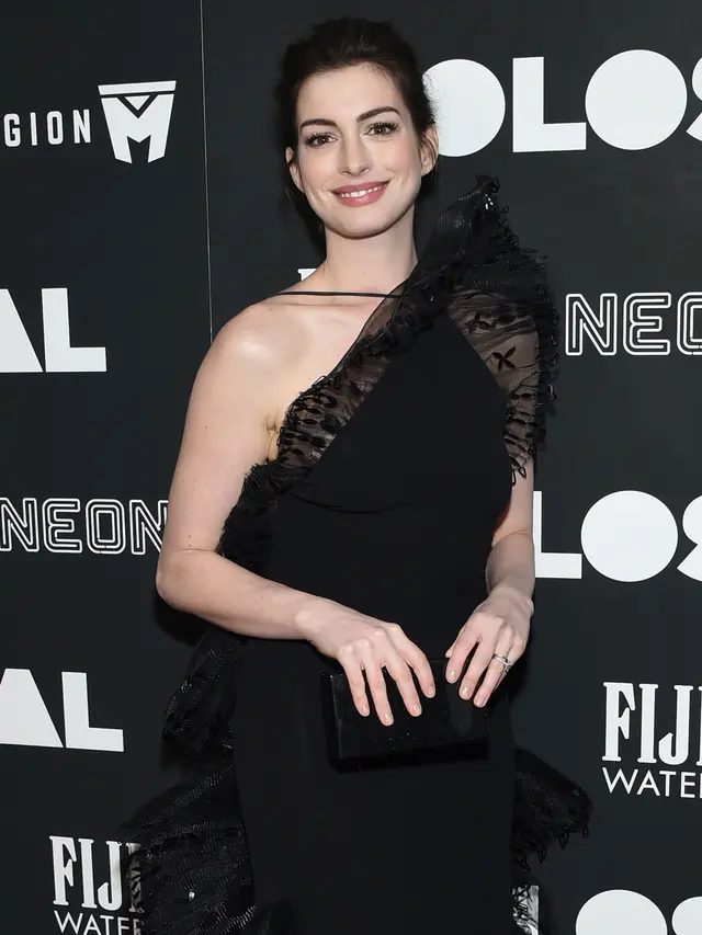 20170328-Anne Hathaway Pakai Gaun Ramah Lingkungan-AP