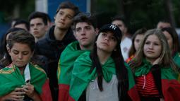 Berharap dengan kehadiran gol dari Cristiano Ronaldo membuat fans cantik Portugal tampak penuh kegelisahan. (Bola.com/Vitalis Yogi Trisna)