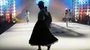 JMFW akan menghadirkan ratusan karya para desainer ternama seperti Zeta Prive, Jenna & Kaia, Dama Kara, Neu Men, Brilianto, Irna Mutiara, Ayu Dyah Andari, Myfum, Vanilla Hijab, Khanaan, Nonaaltha by  Althafunissa dan lainnya. Tampak dalam foto, model-model memamerkan karya desainer mode Indonesia Brilianto selama Jakarta Muslim Fashion Week, Kamis 6 November 2025. (AP Photo/Tatan Syuflana)