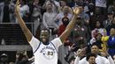 Ekspresi pemain Golden State Warriors, Draymond Green merayakan aksi dunk yang dilakukan Andre Iguodala pada laga NBA basketball game  di Philips Arena, Atlanta, (2/3/2018). Warriors menang 114-109. (AP/John Amis)