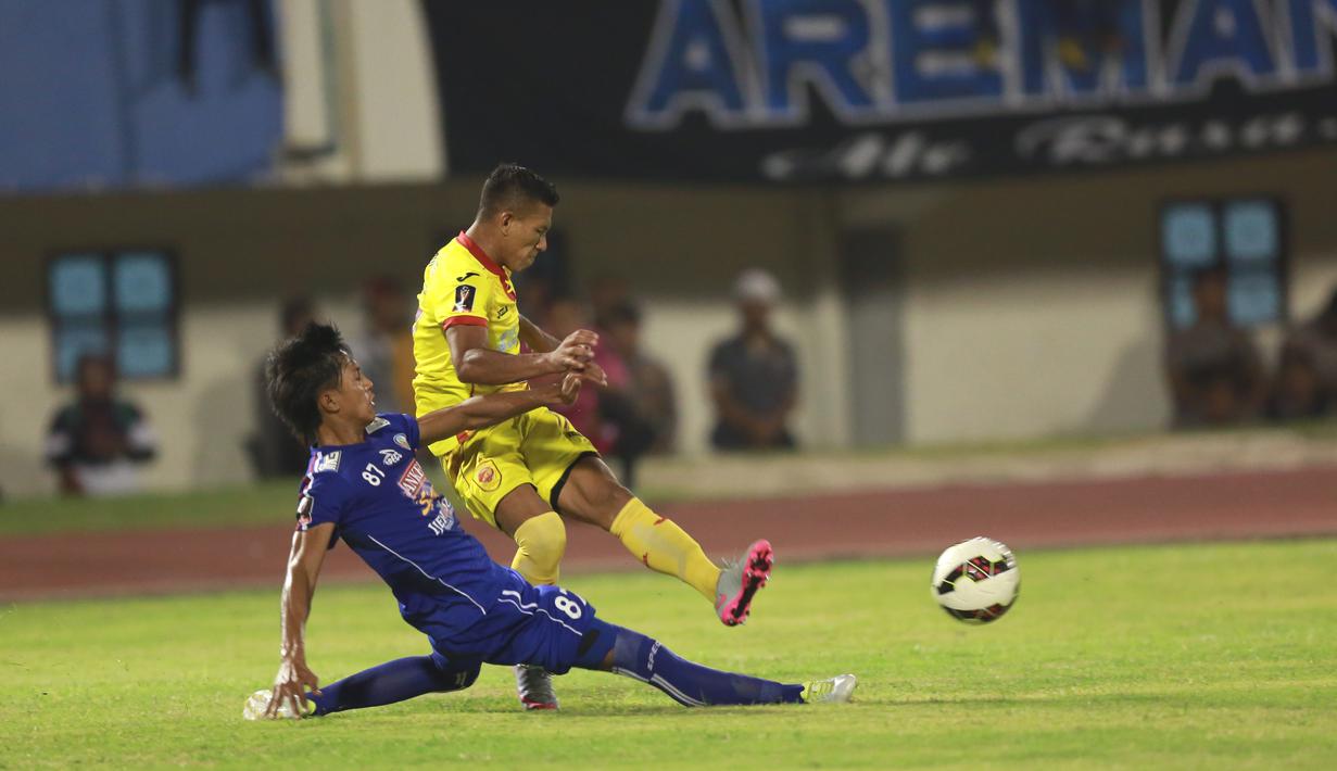 Pemain Sriwijaya FC Musafri menendang bola saat dihadang pemain Arema  pada laga semifinal Piala Presiden di Stadion Manahan, Solo, Minggu (11/10/2015). Sriwijaya menang 2-1. (Bola.com/Nicklas Hanoatubun).