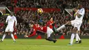 Gol cantik pemain Manchester United, Henrikh Mkhitaryan mengantar timnya unggul 3-1 atas Sunderland pada laga Boxing Day di Old Trafford, (26/12/2016).  (Reuters/Phil Noble) 