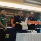 Polda Metro Jaya menampilkan sopir Fortuner yang menjadi tersangka pemalsuan pelat dinas TNI, Kamis (18/4/2024). (Merdeka.com/ Rahmat Baihaqi)