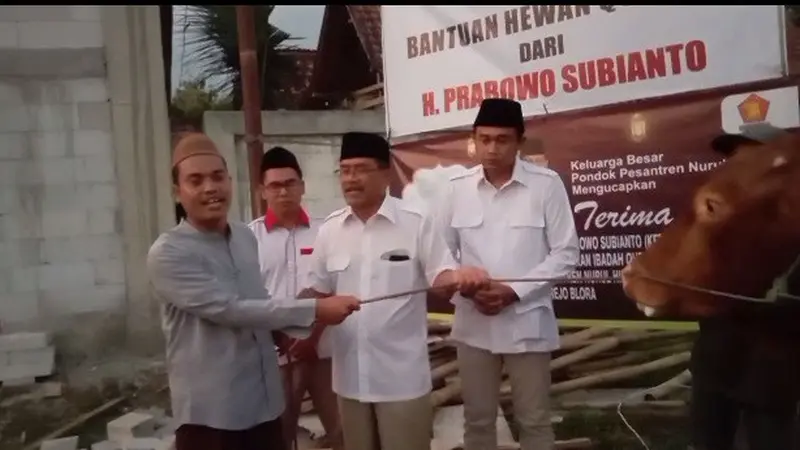 Menhan Prabowo Subianto sumbangkan sapi kurban di Ponpes Nurul Hidayah, Desa Bacem, Kecamatan Banjarejo, Kabupaten Blora, Jawa Tengah. (Liputan6.com/Ahmad Adirin)